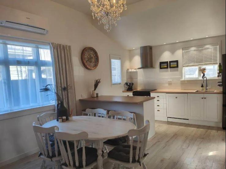 Beautiful Villa Near Everything! Christchurch Exteriör bild